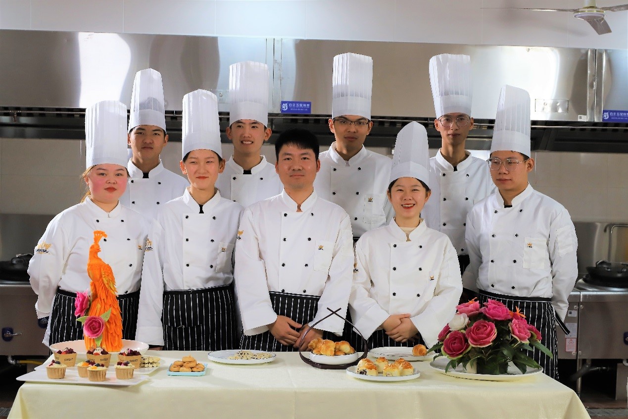 学院学子在2019FHC中国国际烹饪艺术比赛中获团体金牌